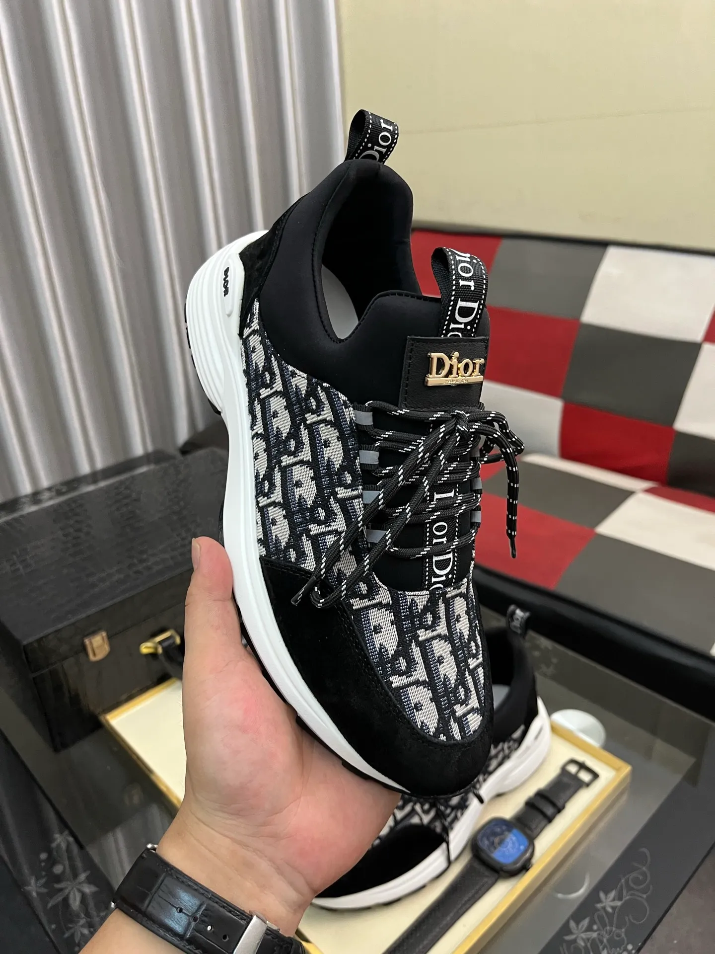 Men's Men's Shoes💰440⌚️⌚️ Dior's casual and sporty style combines the elements of dad's bag-soled shoes. It has successfully broken through the dad shoe style that has been on the streets in recent years and has become a beautiful landscape in luxury goods. The fabric is high mercerized with breathable mesh. The mesh on both sides of the shoe is made of three layers of composite technology. The bottom process uses package molding fabrics: imported high mercerized 🐂 cowhide stitching with original customized D-shaped mesh code number: 38-444️⃣ Colors available